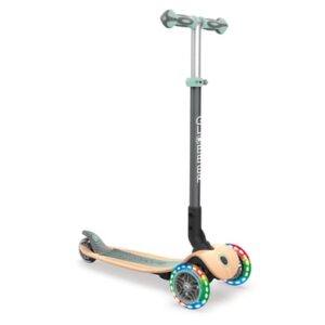 GLOBBER Scooter PRIMO FOLDABLE WOOD LIGHTS pastell grün - mit Leuchtrollen und Holzdeck